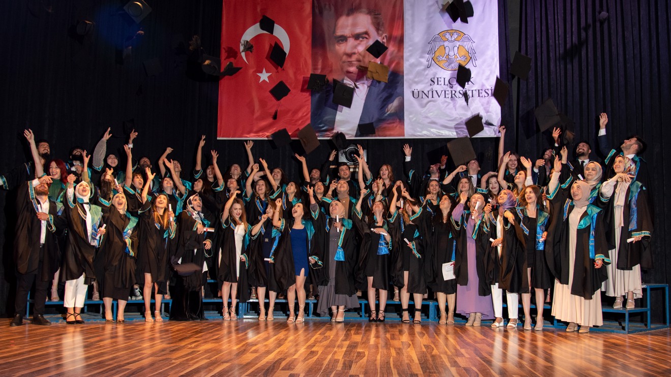 Selçuk Üniversitesi Mimarlık ve Tasarım Fakültesinde mezuniyet heyecanı